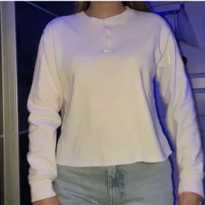Vit Brandy Melville sweatshirt  - Säljer denna urmysiga sweatshirten! Den är från Brandy Melville och är perfekt nu till vintern! Jag skulle säga att den passar XS- M beroende pà hur man vill att den ska sitta (jag brukar använda S)! Den är lite nopprig här och där men det är inget som man märker! Kontakta mig vid intresse🦋🦋