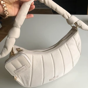 Axelväska  - Jättesöt axelväska från Ideal of Sweden. Använt en gång så i perfekt skick! En liten väska tillkommer där man kan få plats med airpods!  