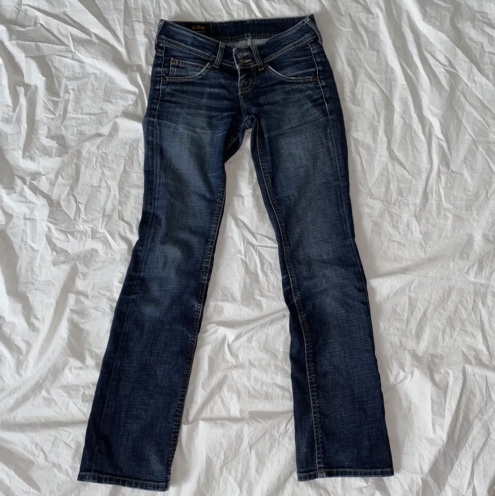 Jättesnygga LågMidjade jeans från Lee, storlek W24 L31. Säljer pga att dem är lite försmå för mig. Jag brukar ha storlek XS/S så skulle säga att dem passar någon som brukar ha XXS/XS. Dem är i bra skick! Inte jätte långa men dem når mig precis till fötterna (jag är ca 165 cm).. Jeans & Byxor.
