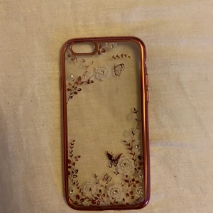 iPhone 6/6s mobilskal  - Fint mobilskal med fjärilar och blommor i bra skick. Spritas innan den skickas! 50kr + 12kr frakt ✨