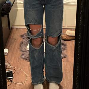 Blåa jeans från Shein, bra skick. Dom e väldigt långa i benen och baggy men sitter bra i midjan👍🏻 i midjan är dom ungefär 66 cm och i höfter 98 cm. As snygga och rumpan ser bra ut i dom, jag säljer dom för hälften så lite som dom gör på hemsidan. Inga fläckar eller något heller. Behöver bara rensa garderoben.