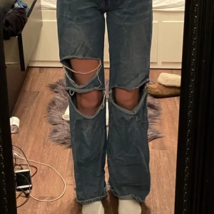 Jeans strl xs - Blåa jeans från Shein, bra skick. Dom e väldigt långa i benen och baggy men sitter bra i midjan👍🏻 i midjan är dom ungefär 66 cm och i höfter 98 cm. As snygga och rumpan ser bra ut i dom, jag säljer dom för hälften så lite som dom gör på hemsidan. Inga fläckar eller något heller. Behöver bara rensa garderoben.