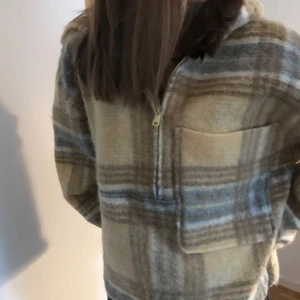 Zara Tröja - Super cool tröja💕💕 Kommer ifårn zara!! Lite modell som en jacka men passar till många olika outfits❤️❤️ Kan skicka fler bilder 