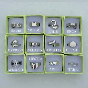 Justerbara ringar i rostfritt stål. Ringbox och putsduk medföljer i paketet.          Ringarna finns även i guld!                                 Instagram @olympia.rings ⚠️