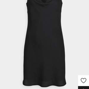 Säljer min svarta satin klänning från Gina då den inte kommer till användning. Klänningen är endast använd en gång.❤️