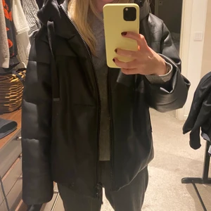 Jacka - Säljer nu denna jacka ifrån zara i skinn imitation. Storlek S. Fint skick!💕💕