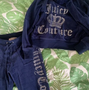 Jucie couture set - Säljer mitt snygga 90s juicy couture set,  har använt fåtal gånger så i fint skick(  Köp direkt för 600 )Hör gärna av er vid frågor osv <3 ☺️