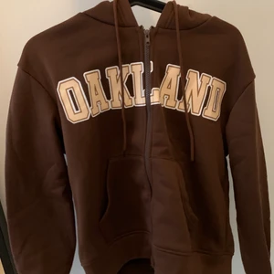 Brun kofta - En helt oanvänd kofta i en fin brun nyans. Den är väldigt mjuk och skön, skriv vid intresse:) frakt tillkommer