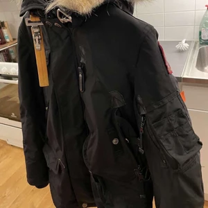 Parajumper jacka  - Äkta Parajumper jacka i storlek S. Mycket bra skick och inga skador. Om ni har några frågor är det bara att skriva, om ni vill ha fler bilder på detaljer kan du få det också. 