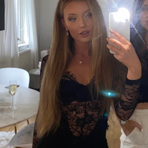 Festtopp från PLT - Såå fin festtopp från PrettyLittleThings. Strl 8 (UK) men passar även mindre. 