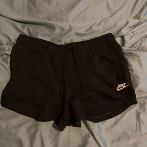 Svarta shorts från Nike. Använda endast 2/3 gånger, Säljes eftersom de är för stora. Original pris: 379   (Hund finns i hemmet)