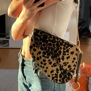 Axelremsväska  - Axelremsväska från Gina Tricot. Använd fåtal gånger, inga slitningarna. 