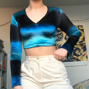 Snygg crop top i blått strl S - Jag säljer min crop top i blått i strl S 🦋 Den är så fin och skön! Kolla in mina andra auktioner också 💙  psssst! Säljer byxorna också!