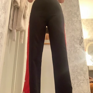 Brand time  - Plagget är köpt för länge sen men har inte används mer än en gång. De sitter tajt vid midjan som kan göra de svårt att få genom den vid bakdelen, sitter perfekt för mig som är 170 och bär storlek S, storleken är M men de har en tajt passform så skulle rekommendera dessa för de som har S eller XS. Går att mötas i sthlm plats kan diskuteras men helst mot söder, OPS tar endast  emot kontanter!