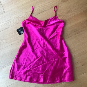 Rosa klänning - Jättefin klänning från Nelly, köpt för nåt år sen men aldrig använd. Lappar sitter kvar. Färgen kommer bäst fram i första bilden! Står M som storlek men är som en S. 💞 perfekt till fest 