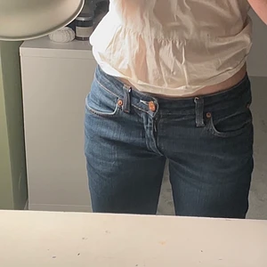 Acne jeans - Fina lågmidjade jeans som jag säljer eftersom jag har ett par liknande. Låga i midjan och långa i benen😍 Hör gärna av er för frågor mm💗