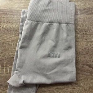 Tights från ICIW  - Snygga träningstights från iciw som tyvärr är förstora för mig🥲 endast använda en gång!!! Frakt tillkommer på 66kr 💛