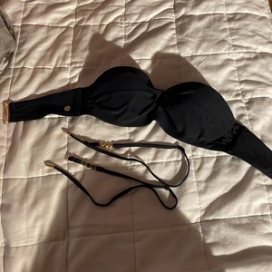 Calvin Klein bikini BH - Aldrig använt och slutsåld! Svart Bikini-BH från Calvin Klein med guldiga (inte äkta guld) detaljer. Band som går att ta av kommer till. 