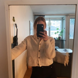 Croppad alpacka kofta med knäppning - Säljer denna jättefina vita, croppade kofta från &Other Stories i Alpackaull då den tyvärr inte kommer till användning. Storlek S. Köpt förra året men knappt använd, så mycket gott skick! Köparen står för frakt, alt mötas upp i Göteborg :))🌞