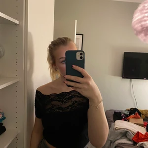 Jättefint t-shirt med spets - Spetsen är såå fin! Jätteskön!🖤🤍