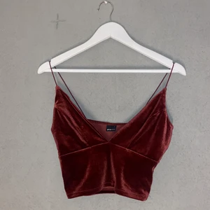 Vinröd Topp  - Festlig topp i fint skick! 