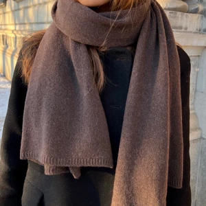 MOCHA kashmirhalsduk - PURE kashmirhalsduk i färgen MOCHA (brun). 100% återvunnen kashmir tillverkad i Italien. Mått: 45x180 cm. Leveranstid ca 3-7 arbetsdagar. Följ vårat UF-företag på Instagram @pure_uf eller besök vår hemsida https://purecashmere.online 🤎