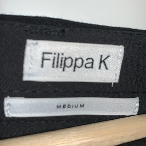 Kostymbyxor  - Ett par svarta kostymbyxor från Filippa K i storlek M, är relativt liten och passar mig som har XS/S. Om du vill ha fler bilder eller har en fråga är det bara att skriva🥰🥰