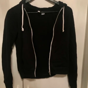 Svart munkjacka -  Skriv privat till mig ifall du vill ha fler bilder eller se plagget på. Kunden står för frakten. 