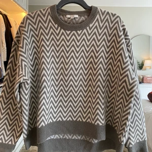 Stickad tröja - Superfin stickad tröja från Dagmar i storlek M, nästan helt oanvänd, färgen är grön och vit men i vissa ljus grå och vit. Normalpris ca 2000kr