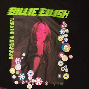 En supersnygg Billie eilish t-shirt. Aldrig använd och köpt här på plick❣i toppen skick! Hör av dig 