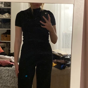 Polo tröja  - Polo tröja köpt från H&M i strl XS men sitter som en S.   Vid frågor är det bara att skriva!🥰   Nytvättad!