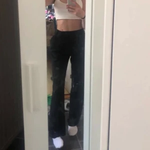 Asos kostymbyxor  - Säljer dessa kostymbyxor ifrån asos då de är för stora för mig, storlek 36 och har sytt in de på sidorna men går att sprätta upp om det önskas. De har en liten defekt brevid knappen då jag gjort hål för ytterliggare en knapp men inget som syns. Jag är 168