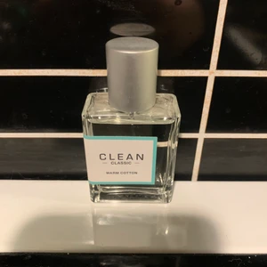 Clean classic - Cleans populära parfym i doften Warm cotton säljer jag nu i endast testat skick. Luktar som en nybäddad säng, riktigt mysigt doft. Toppnot: Citrus, Verbena Hjärtnot: Apelsinblomma, Marint ackord Bas: Fougere, Ambra, Mysk