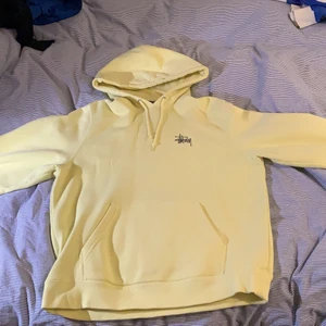 Gul Stüssy hoodie storlek Medium! - Klassisk gul stüssy hoodie med tryck på bröstet och ryggen, använd fåtal gånger och tvättad en gång! 9/10 cond. OBS! Färgen är lite mörkare gul än vad hur den ser ut på bilderna. Som sagt storlek M och sitter relativt tts