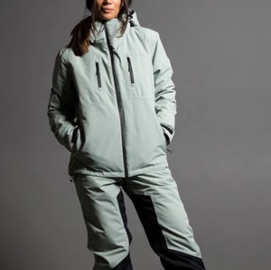 Skidjacka Strl M - Säljer helt ny skidjacka från lager157. True to size, mintgrön. Supersnygg och skön! Perfekt för en dag i backen! Prislappen hänger kvar! 