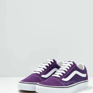 Lila vans - Säljer mina vans då jag inte använder dom längre. Jag har använts som Max 3 gånger så det ser nästan nya ut🤗 skriv för fler bilder❤️ Tror jag köpte dom för ca 700kr