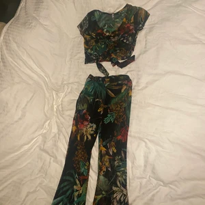 Set  - Köpt i USA, en uppsättning kabelbyxor med höga höjder, lätta utsvängda byxor, mycket snyggt stretchigt material