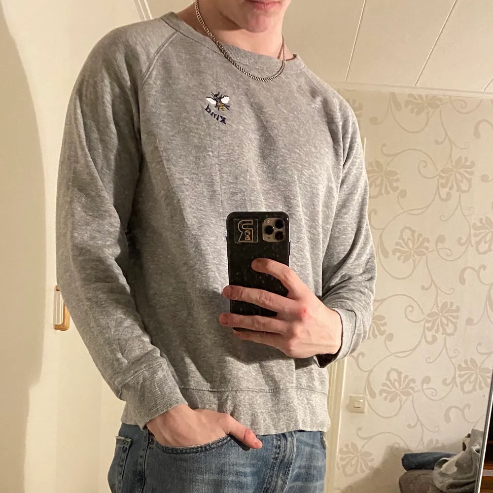 Kind Sweatshirt.                                                            Size tag L                                                                                Fits like M                                                                               Skick 10/10                                                                       Modellen är 185cm lång. Mer finns på sidan, skriv vid ytterligare frågor eller funderingar♻️🔌 Priser går alltid att diskuteras! OBS BLÖT EJ FLÄCKAR. Hoodies.