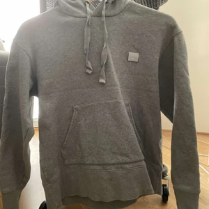 Acne hoodie - Så cool acne hoodie som är köpt för 2000kr💗 i mycket bra skick!