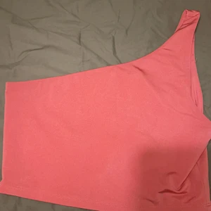 Neonrosa topp - En neonrosa topp med ett axelband, fint skick!