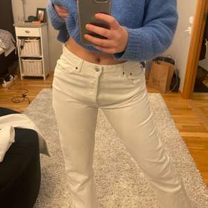 Super fina raka mid-rise vita jeans som jag har två av. Dessa är i strl 40 och passar för mig som oftast har M i byxor. Men säljer i strl 38 som aldrig är använda och har prislappen kvar. Jag är 172