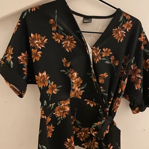 As snygg blus! - En skit snygg blus från Gina Tricot! Köpte den för 300kr säljer för 200kr💕