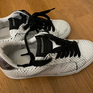 Zadig & Voltaire sneakers - Säljer dessa pga för stora, använda en gång och inköpta för en månad sen, helt nya och ingen skada eller liknande, finns även kvitto💖💖💖