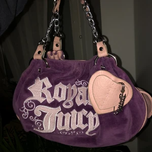 Juicy Couture väska - Kollar intresset på min äkta juicy couture väska (dustbag finns). Älskar denna men använder den för sällan, dock så säljer jag endast för ett bra pris. Så buda det du hade kunnat tänka dig ge för den. Har använts kanske 10 gånger, den är i superbra skick! 