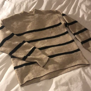 Randig tröja - Stickad randig tröja från hm i en mjuk beige färg. Köpt för någon månad sen och använd 3-6 ggr. 54% polyester 36% acrylic.💗 (höj med minst 10kr på varge budning)