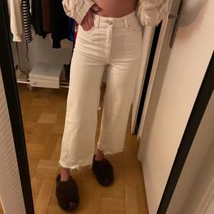 Vita halvkorta vida jeans. Mjuka och töjbara med fin passform🤩ej genomskinliga