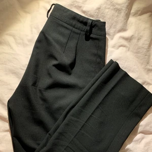 Raka Kostymbyxor  - Raka Kostymbyxor från LinneaEmme. Köpta på humana och varit ett av mina favoritpar men kommer tyvärr inte till användning längre. Storlek W25/L32. Är i min smak lite för korta för mig de går precis ner, men inte över, skorna på mig som är 171cm.  