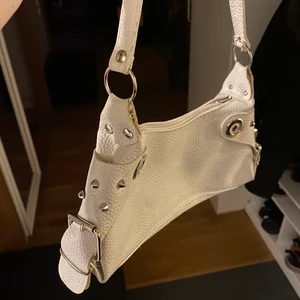 Väska - Säljer en av mina favvorit väskor då jag inte fått så mycket användning för den på senaste:( är verkligen supercool och fin, och även i bra skick🥰😩💕💕