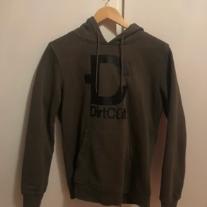 Dirtcult hoodie  - Super snygg dirtcult hoodie i nytt skick, endast använd fåtal gånger💗 storleken är L men är som en M🌸skriv gärna om ni är intresserade eller har frågor😊