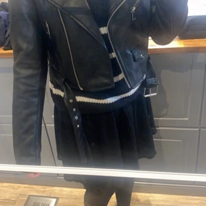 Stickad tröja - En stickad randig tröja i bra skick.🌅